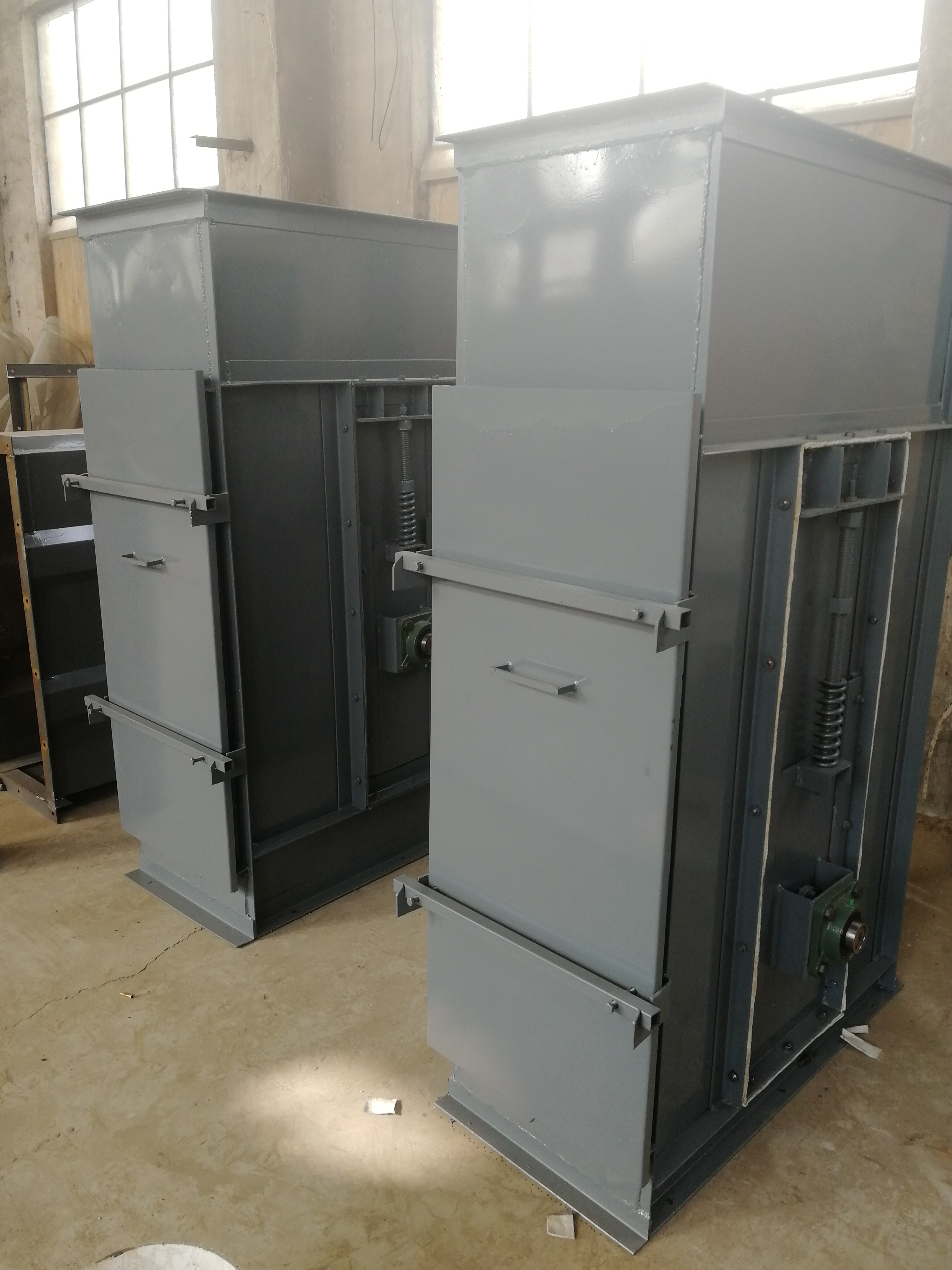 給大家講一下垂直斗式提升機(jī)的工作原理(垂直斗式提升機(jī))